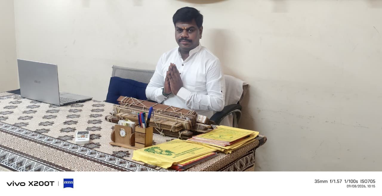 Guruji K.S. Krishnan welcoming devotees at the Naadi center