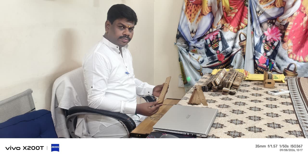 Chief Naadi Astrologer K.S. Krishnan Swami at the reading table